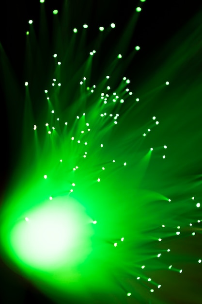 Zbliżenie błyszczące zielone światłowody