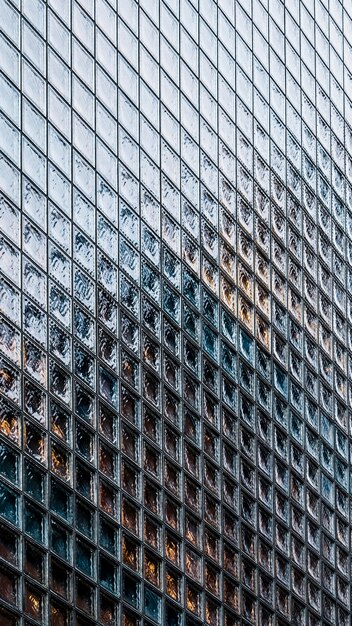 Zbliżenie budynków biurowych o nowoczesnej architekturze