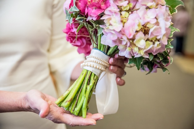 Zbliżenie bukiet ślubny wykonany z różnych kwiatów w odcieniach różu