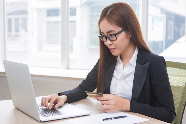 Zbliżenie Business kobieta robi bankowości online
