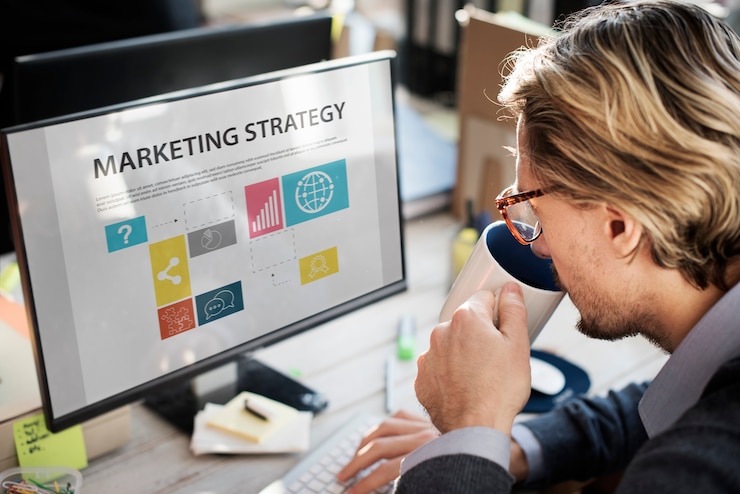 Bezpłatny plik Zdjęcie zbliżenie caucasian mężczyzna pije kawę z ekranem komputerowym pokazuje marketingową strategię