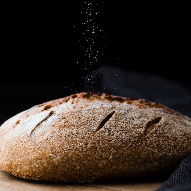 Zbliżenie chleb i czarne płótno