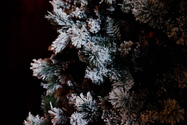 Zbliżenie choinki bożonarodzeniowej lub szczęśliwego nowego roku z elementami dekoracyjnymi i sztucznym śniegiem