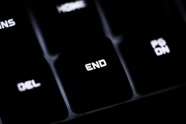 Zbliżenie czarnej klawiatury komputera i przycisku END