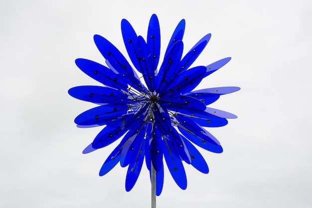 Bezpłatne zdjęcie zbliżenie dekoracyjnego kwiatu wykonanego z metalu i plastiku