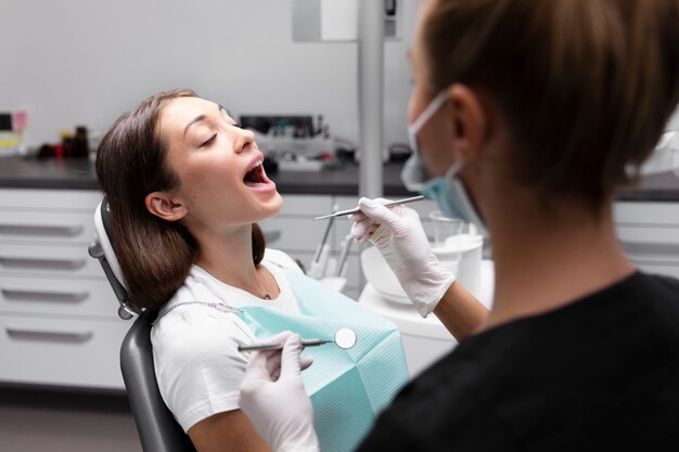 Zbliżenie dentysty i pacjenta