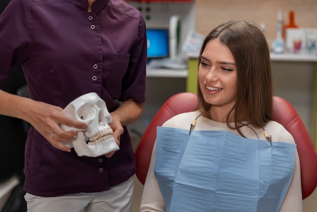 Bezpłatne zdjęcie zbliżenie dentysty używającego instrumentów