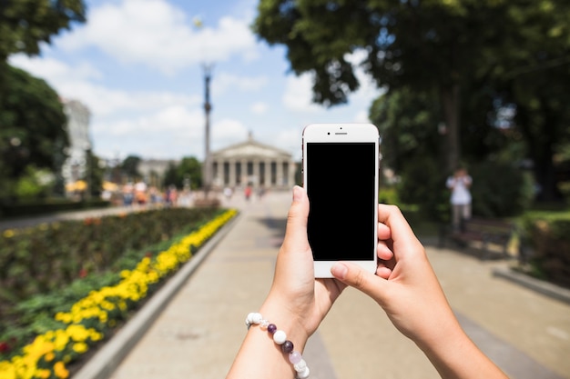 Zbliżenie dłoni biorąc obraz przez telefon