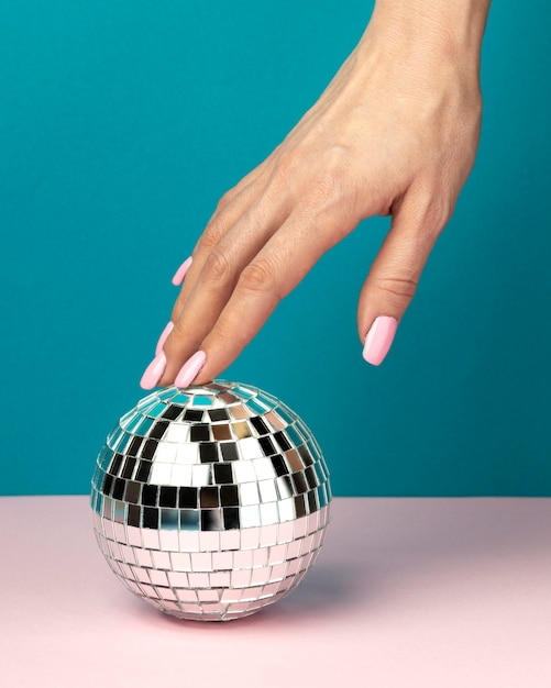 Bezpłatne zdjęcie zbliżenie dłoni i kuli ziemskiej disco