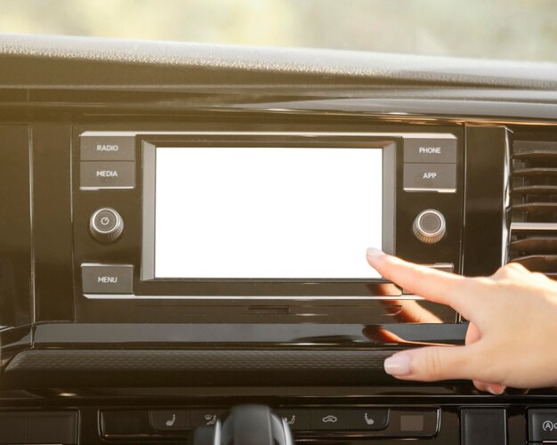 Zbliżenie dłoni i radia samochodowego