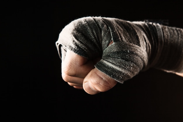 Zbliżenie dłoni muskularnego mężczyzny z bandażem