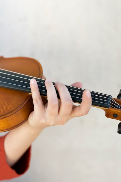 Bezpłatne zdjęcie zbliżenie dłoni na strunach skrzypcowych