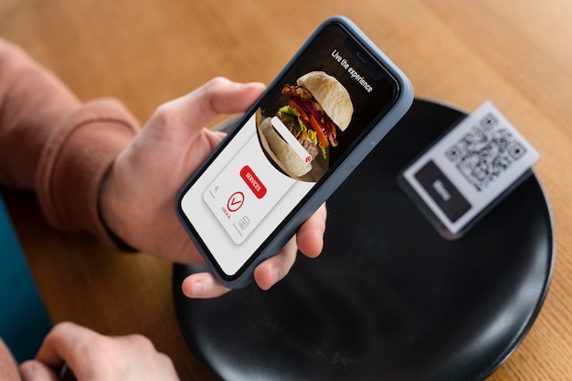 Zbliżenie dłoni trzymającej telefon z menu online