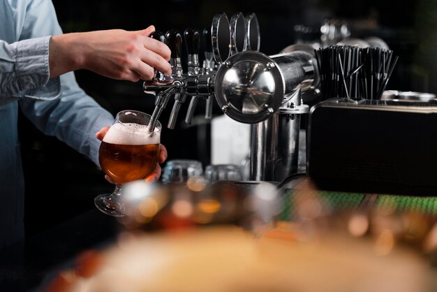 Zbliżenie dłoni wlewania piwa