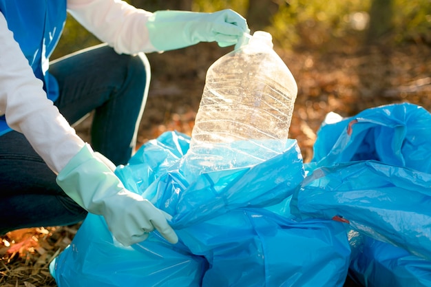 Bezpłatne zdjęcie zbliżenie dłoni zbierając plastik