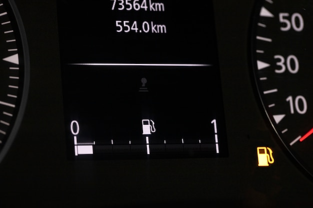 Zbliżenie do wskaźnika poziomu paliwa w pojeździe