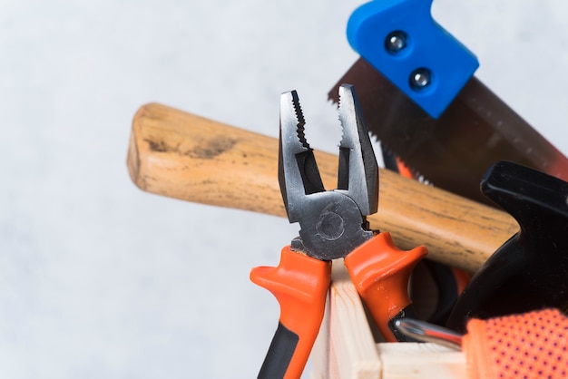 Zbliżenie drewniany zestaw narzędzi z różnymi narzędziami