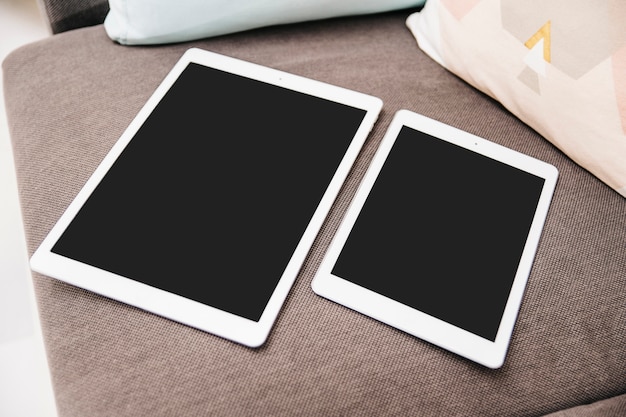 Zbliżenie dwóch cyfrowych tabletów z czarnym ekranem