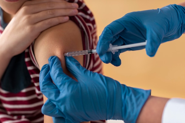 Zbliżenie dziecka otrzymującego szczepionkę