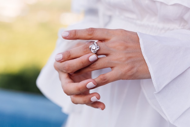 Bezpłatne zdjęcie zbliżenie elegancki pierścionek z brylantem w palec kobiety.