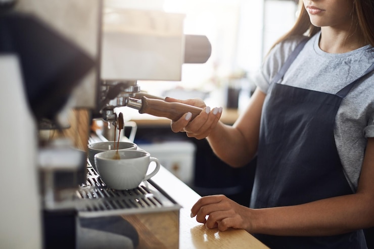 Bezpłatny plik Zdjęcie zbliżenie espresso wlewających się do filiżanek pyszna kawa na rozpoczęcie dnia