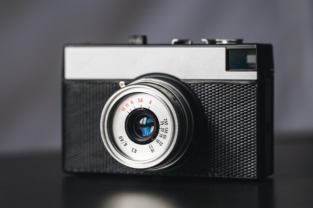 Bezpłatne zdjęcie zbliżenie filmowa retro kamera na zamazanym tle