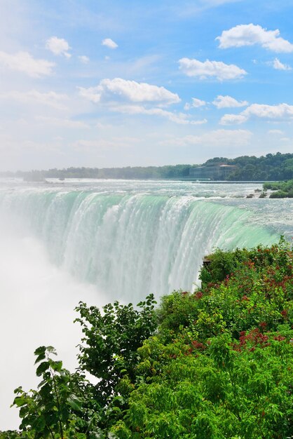 Zbliżenie Horseshoe Falls w dzień z mgłą