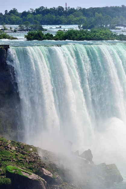 Zbliżenie Horseshoe Falls w dzień z mgłą