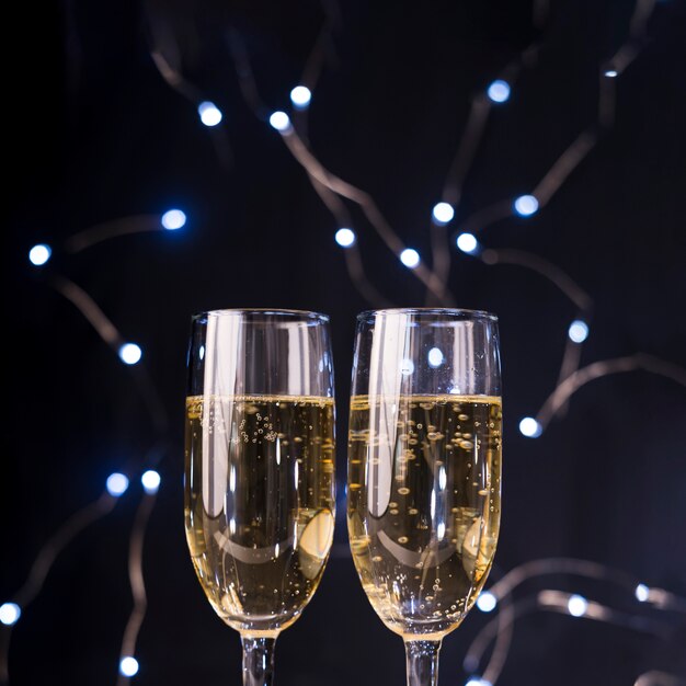 Zbliżenie kieliszki do szampana w oświetlonym klubie nocnym