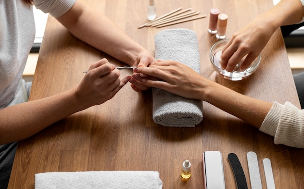 Zbliżenie klienta na wizytę manicure