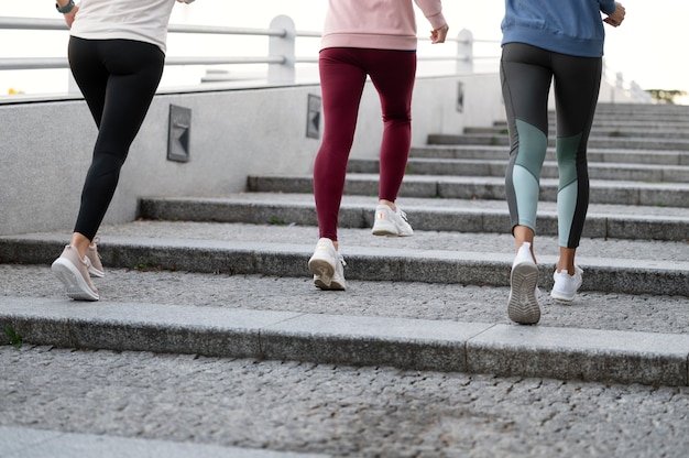 Bezpłatne zdjęcie zbliżenie kobiet biegających po schodach