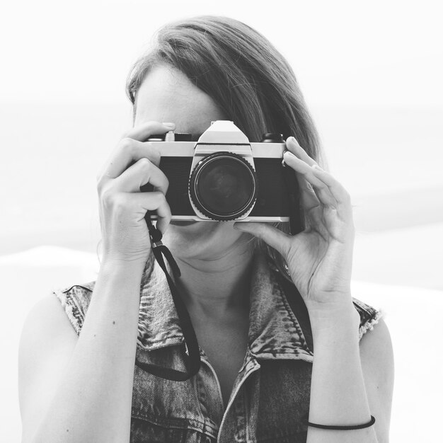 Zbliżenie kobieta używa kamerę bierze fotografia grayscale