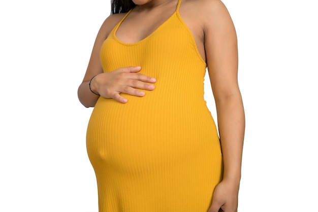 Zbliżenie: kobieta w ciąży dotykająca jej duży brzuch