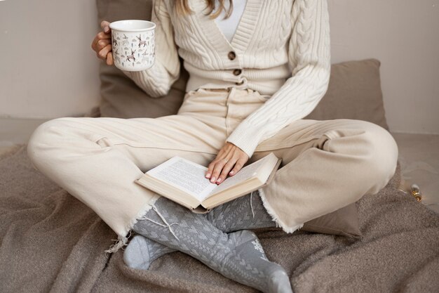 Bezpłatne zdjęcie zbliżenie kobiety czytającej w domu