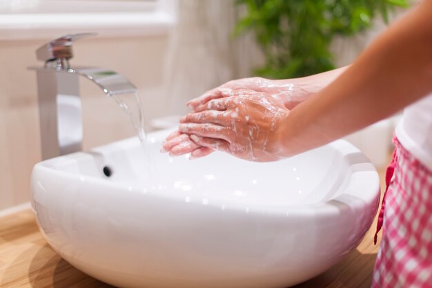 Zbliżenie kobiety mycie rąk w łazience