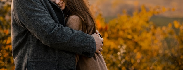 Zbliżenie kobiety przytulanie przez mężczyznę