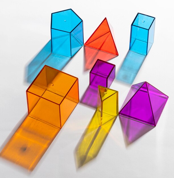Zbliżenie: kolorowe półprzezroczyste kształty geometryczne