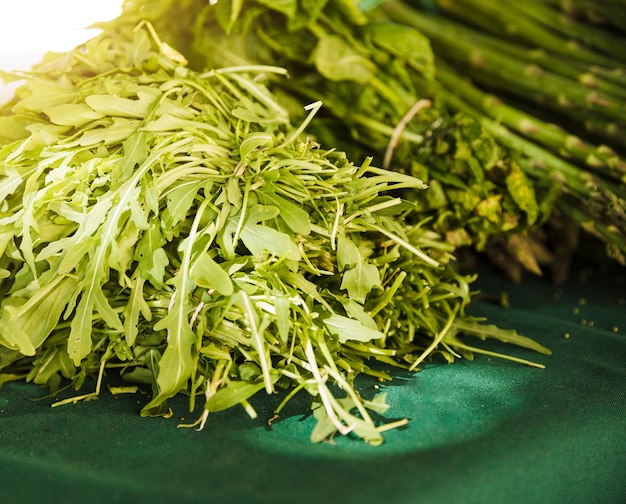Zbliżenie liści rukoli na rynku warzyw
