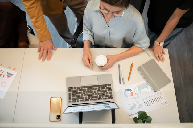 Zbliżenie ludzi patrzących na laptopa