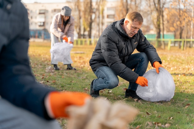 Zbliżenie ludzi pracujących razem