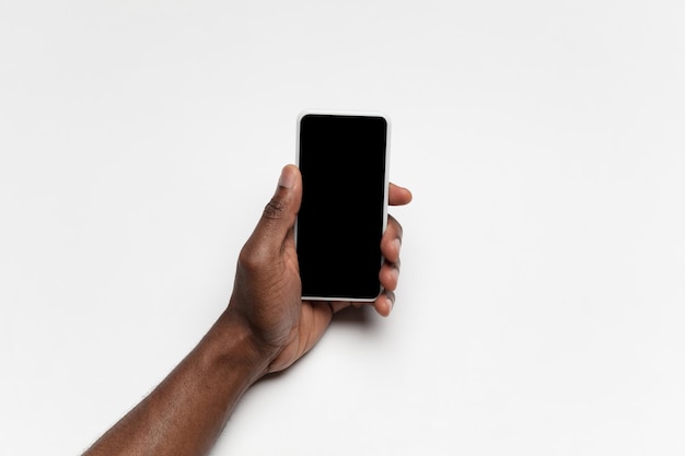 Zbliżenie ludzkich rąk za pomocą smartfona z pustym czarnym ekranem