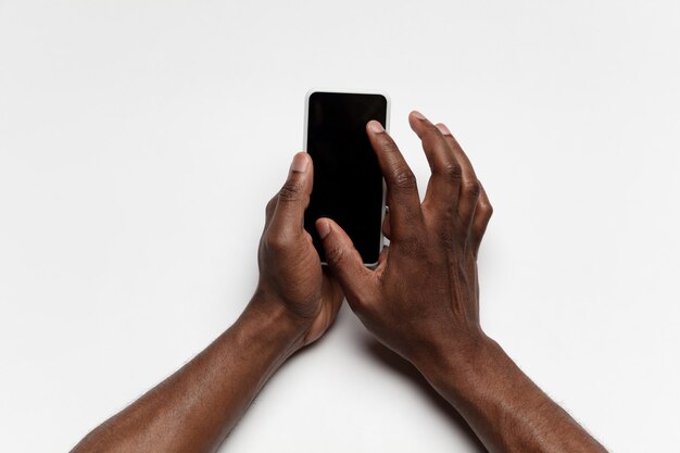 Zbliżenie ludzkiej ręki za pomocą smartfona z pustym czarnym ekranem, koncepcja biznesowa edukacjand