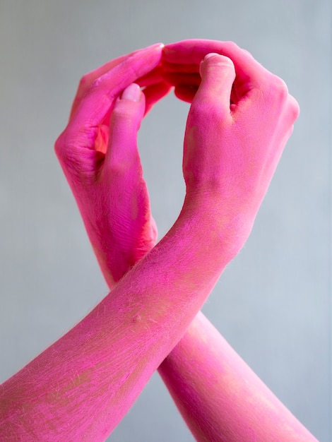 Bezpłatne zdjęcie zbliżenie malowane ramiona wyrażające świadomość raka