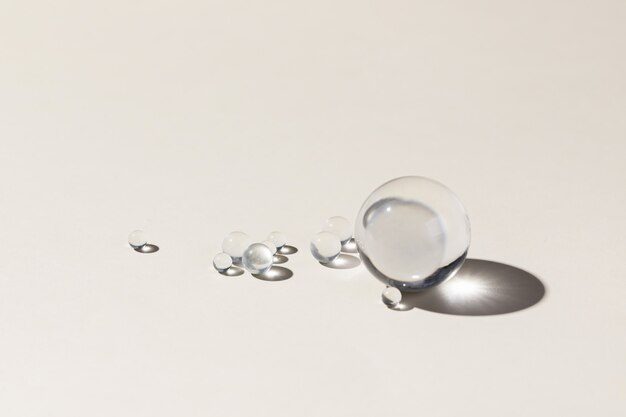 Zbliżenie małych szklanych kulek na białym tle
