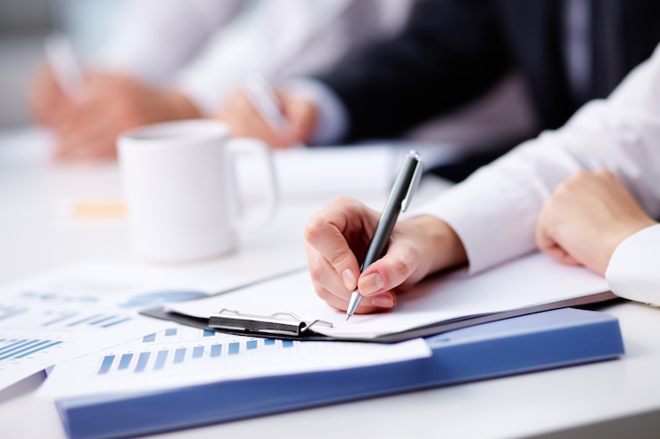 Bezpłatny plik Zdjęcie zbliżenie męczącym businesswoman piśmie