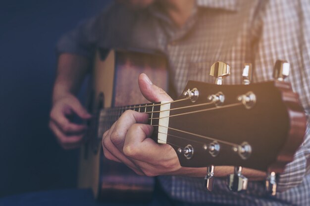 Zbliżenie mężczyzna bawić się gitarę