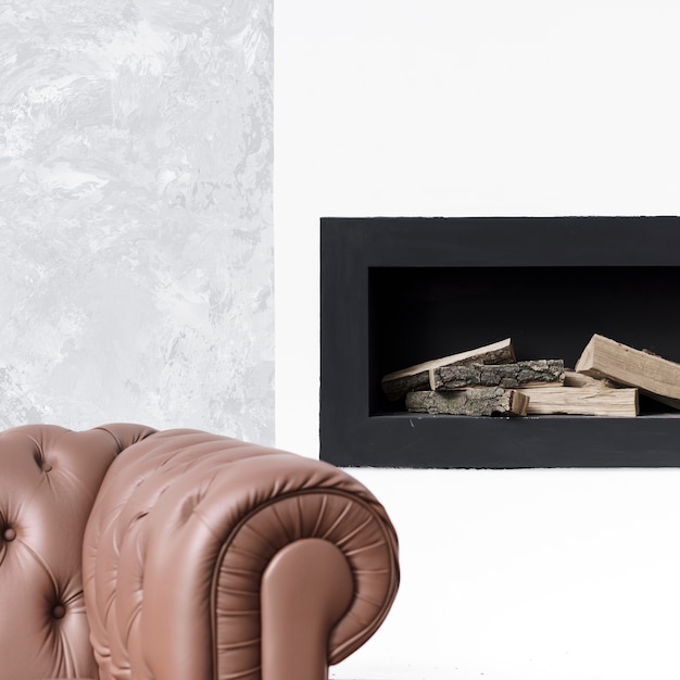 Zbliżenie minimalistyczny kominek i sofa