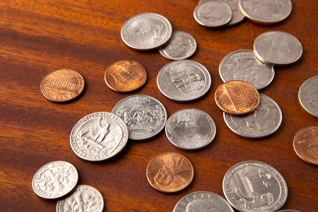 Bezpłatne zdjęcie zbliżenie monet na stole