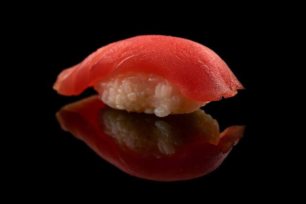 Zbliżenie na białym tle sushi