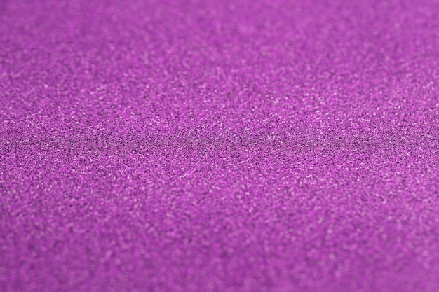 Zbliżenie na błyszczącą fioletową tkaninę